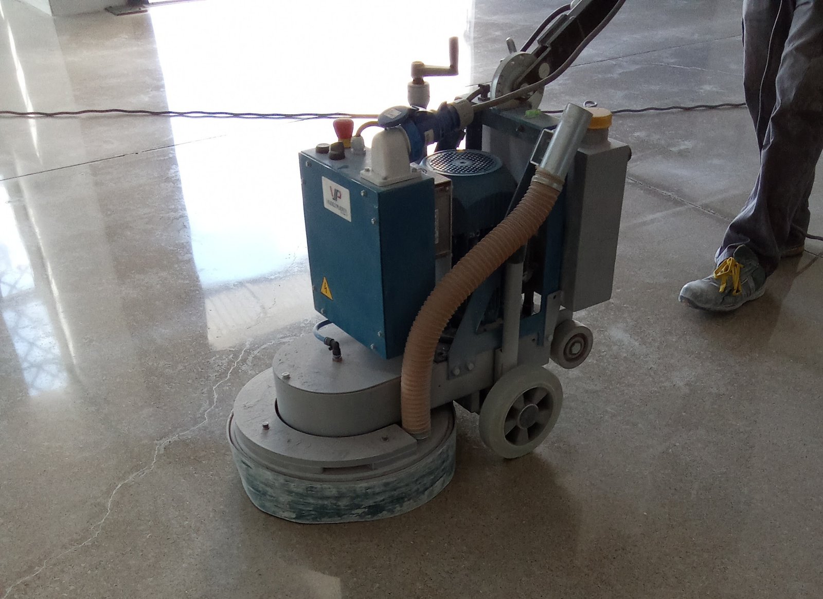 Pulido de hormigón con acabado espejo en nave de Málaga